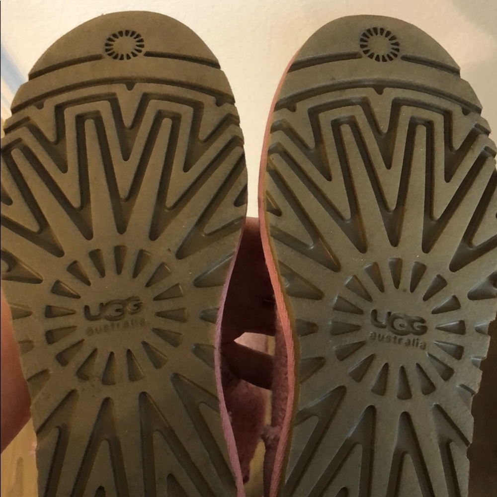 UGGS - Picture 4 of 4